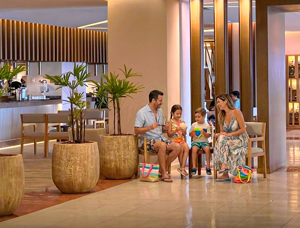 Familia disfrutando áreas comunes de un resort todo incluido en Cancún
