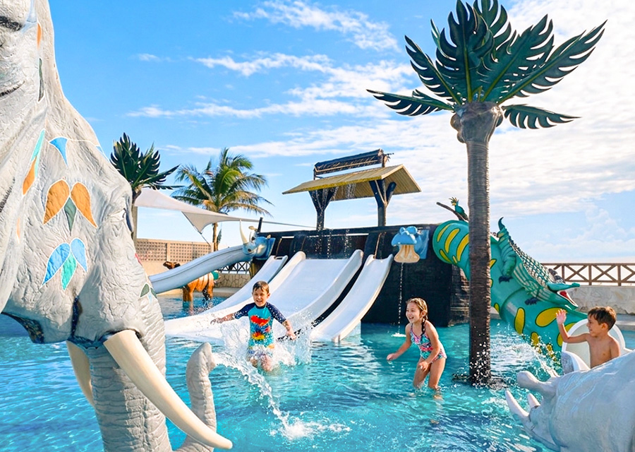 Niños disfrutando alberca en resort de Cancún