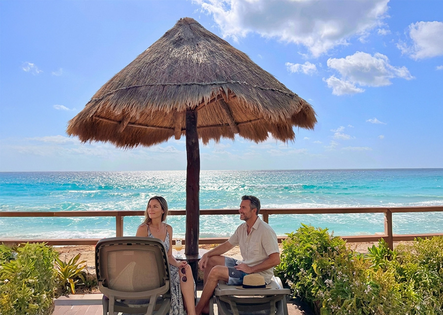 Familia en entorno frente al mar en Cancún