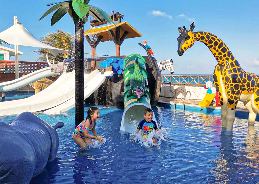 Niños disfrutando amenidades en resort familiar