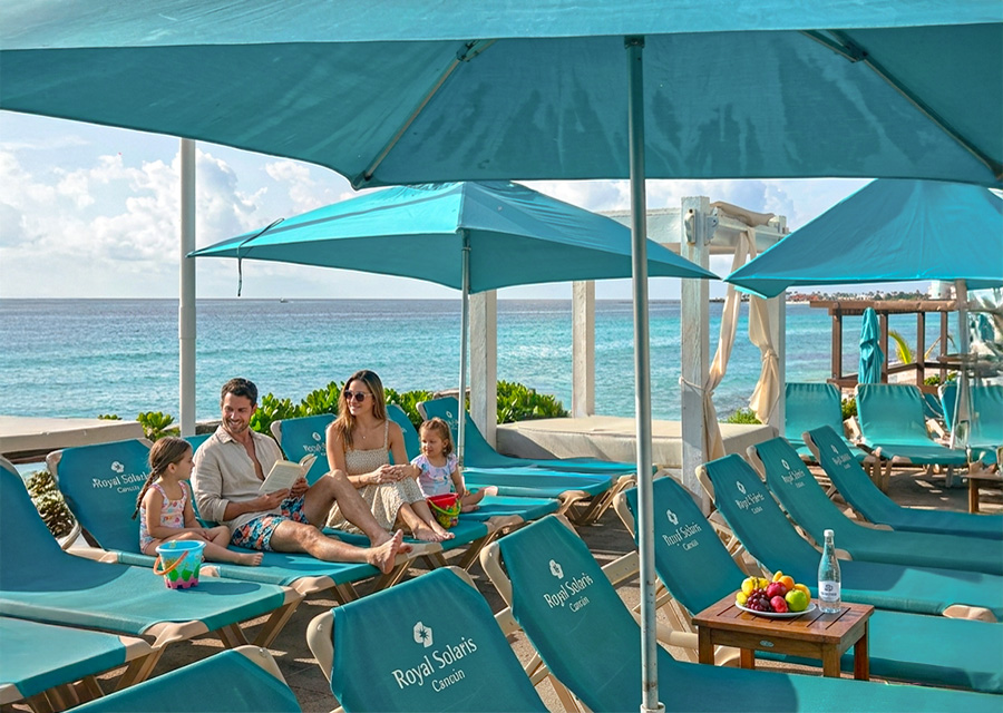 Familia frente al mar en hotel de Cancún