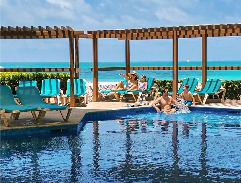 Familia disfrutando hotel frente al mar en Cancún