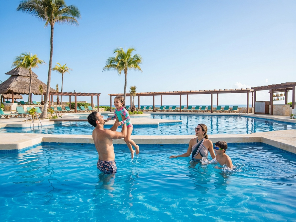 Familia viajando a Cancún con preparación adecuada