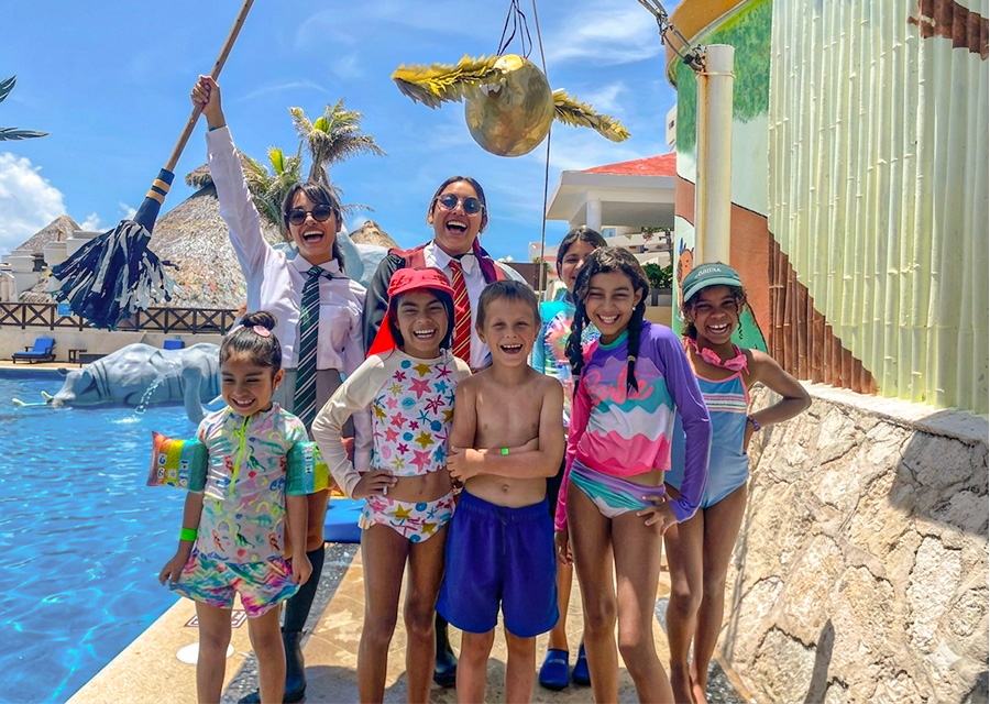 Niños disfrutando hotel familiar en Cancún