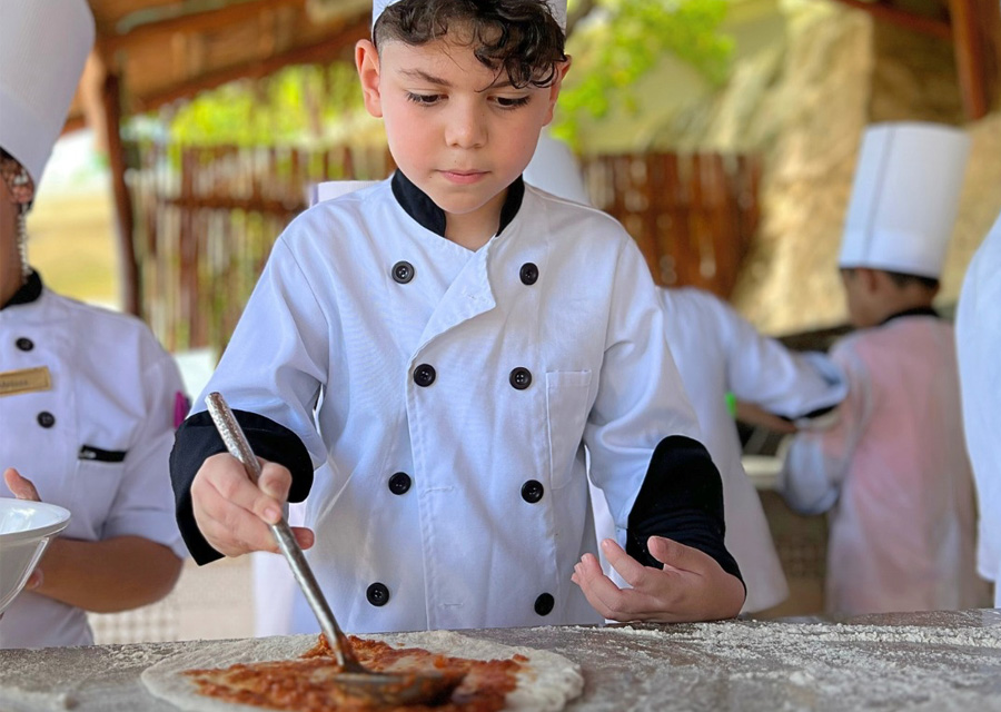 Niños disfrutando viaje familiar en Cancún
