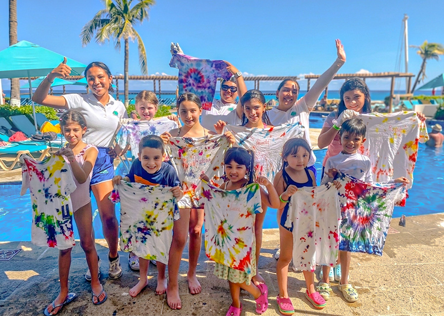 Niños disfrutando playa o actividades en Cancún