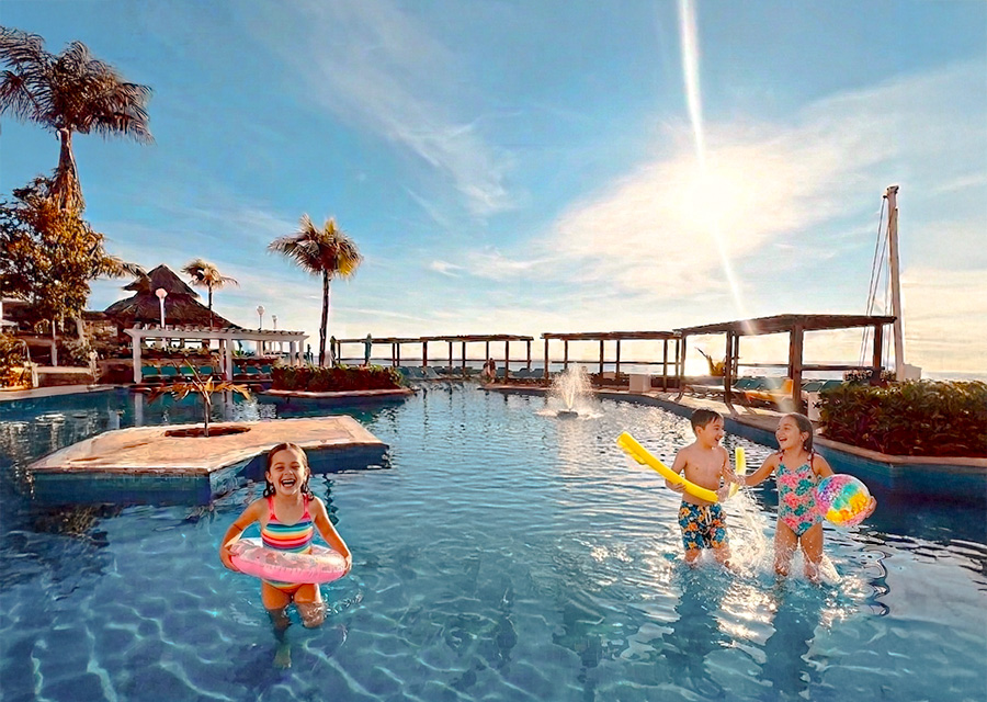 Playa y agua con niños en Cancún